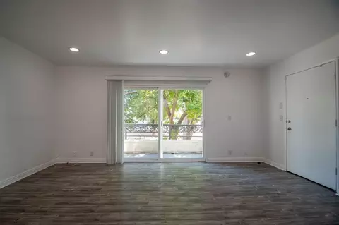 6911 Woodman Ave, Los Angeles, CA 91405