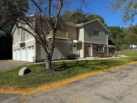w53n197 Pierce Ct, Cedarburg, WI 53012