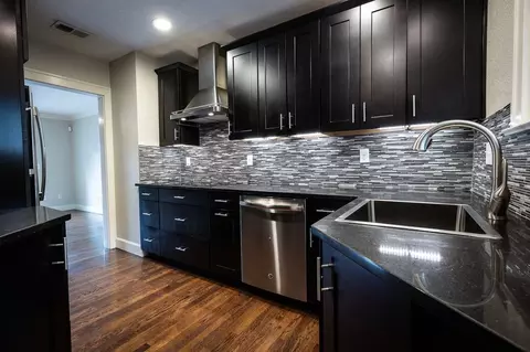 1105 W 49th St, Kansas City, MO 64112