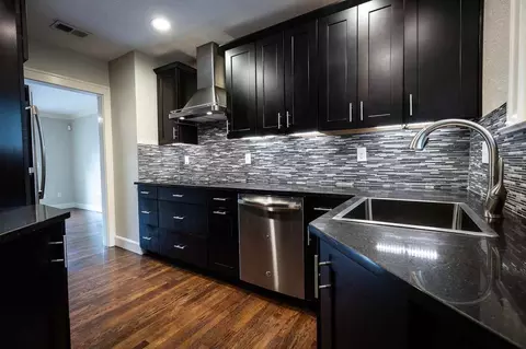 1105 W 49th St, Kansas City, MO 64112