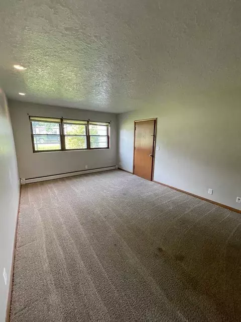 1344 Meadow Ln, Waterloo, IA 50701