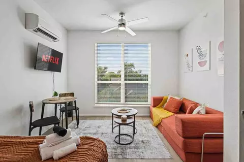 596 W 9th St, Dallas, TX 75208