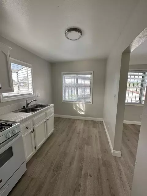 714-716 5 E 81st St, Los Angeles, CA 90003