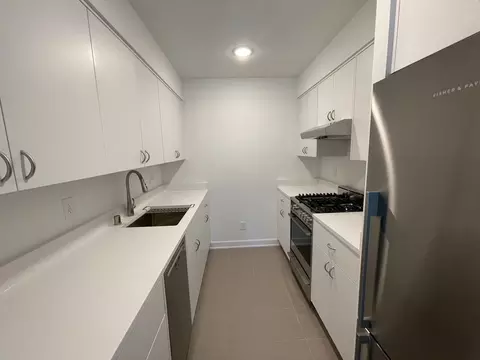 1568 Eustis St, Lauderdale, MN 55108