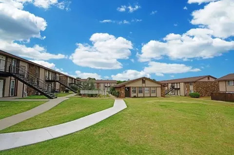 921 NE 12th St, Moore, OK 73160