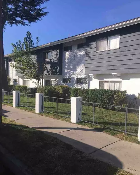 8525 De Soto Ave, Los Angeles, CA 91304
