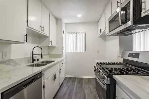 17211 Chatsworth St, Los Angeles, CA 91344
