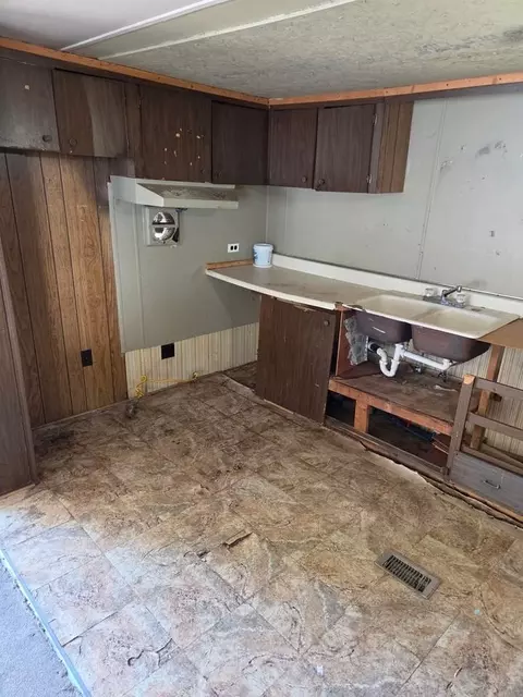 23765 Lawrence Ave, Warren, MI 48091