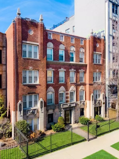 5710 N Winthrop Ave, Chicago, IL 60660