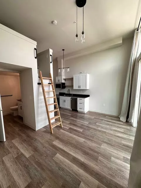 215 1st Ave N, Seattle, WA 98109