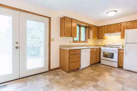 37 Hollis St, Pepperell, MA 01463
