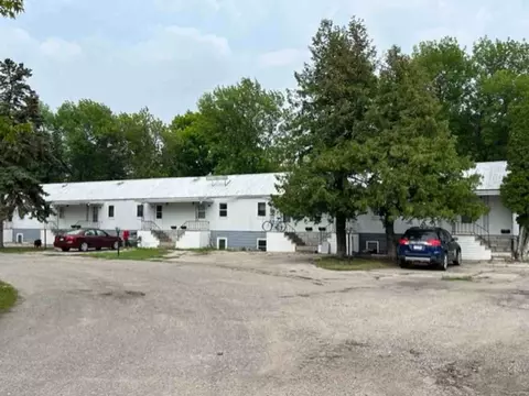 1220 N Front St, Crookston, MN 56716