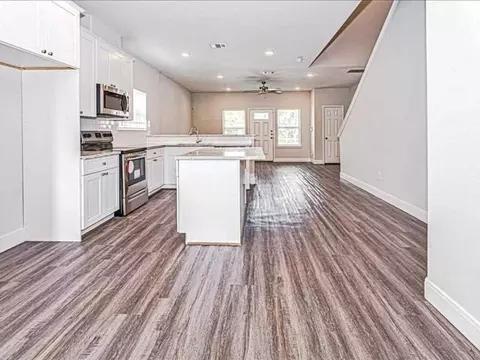 8214 Parker Rd, Houston, TX 77078