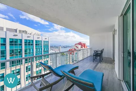 Brickell Bay Dr, Miami, FL 33131