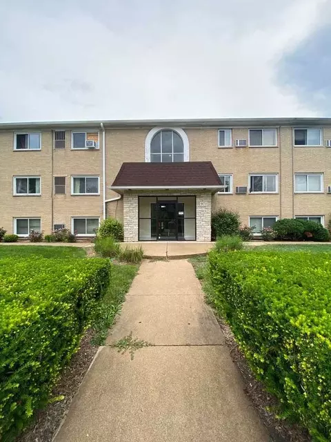 941 Old Indian Trl, Aurora, IL 60506