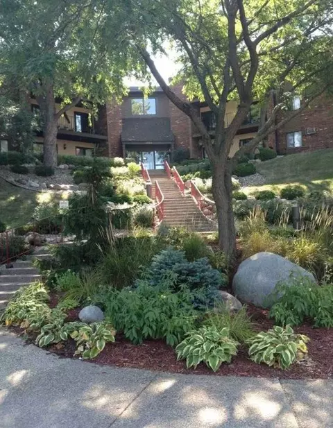 1600 W 143rd St, Burnsville, MN 55306