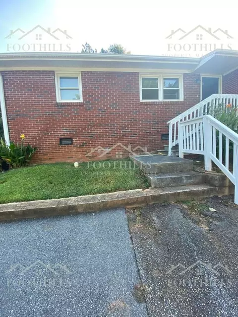 202 Kennemore St, Central, SC 29630