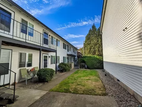 4102 SE Cesar E Chavez Blvd, Portland, OR 97202