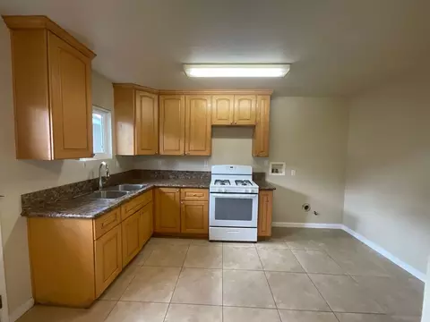 221 Avocado St, Costa Mesa, CA 92627 photo 4