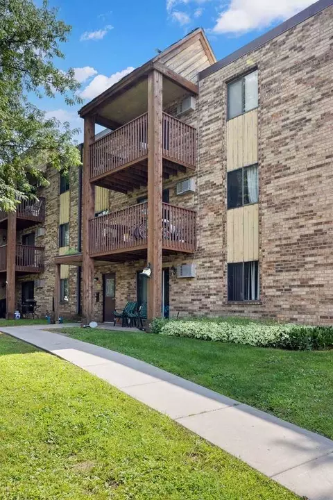 4601 Shoreline Dr, Spring Park, MN 55384