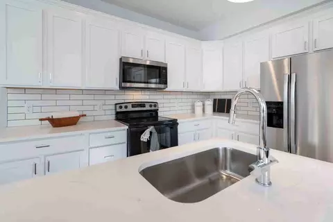 26555 Carronade Dr, Perrysburg, OH 43551