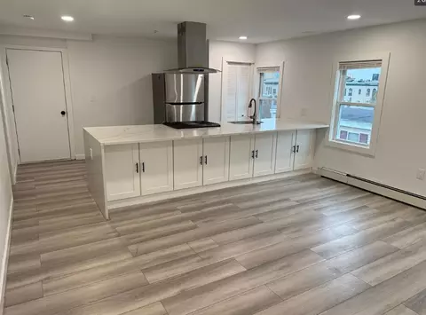 61 Chapel St, Lowell, MA 01852