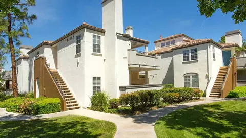 23516 Magic Mountain Pkwy, Valencia, CA 91355 photo 2