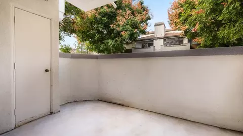 23516 Magic Mountain Pkwy, Valencia, CA 91355 photo 19