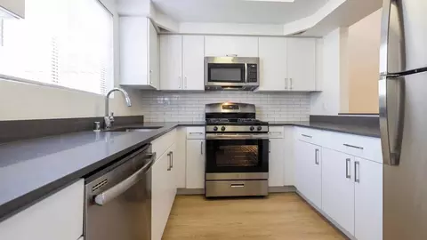 23516 Magic Mountain Pkwy, Valencia, CA 91355 photo 8
