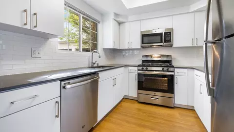23516 Magic Mountain Pkwy, Valencia, CA 91355 photo 9
