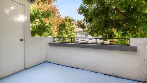 23516 Magic Mountain Pkwy, Valencia, CA 91355 photo 17