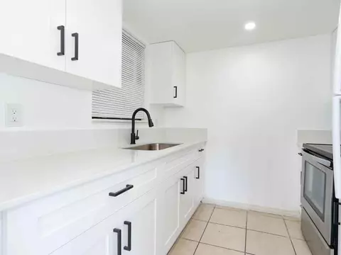 1490 W 42nd Pl, Hialeah, FL 33012