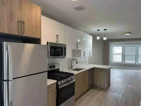 1310 W Howard St, Chicago, IL 60626