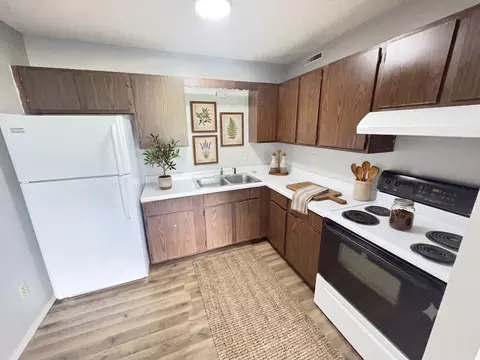 1200 Meadow Ln, Waterloo, IA 50701