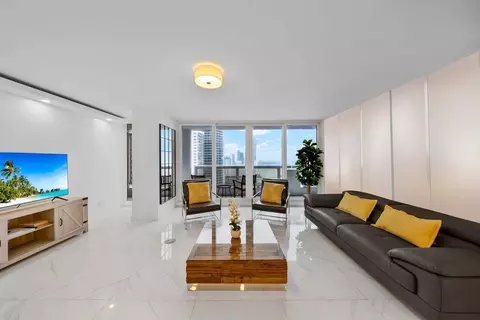 1717 N Bayshore Dr, Miami, FL 33132