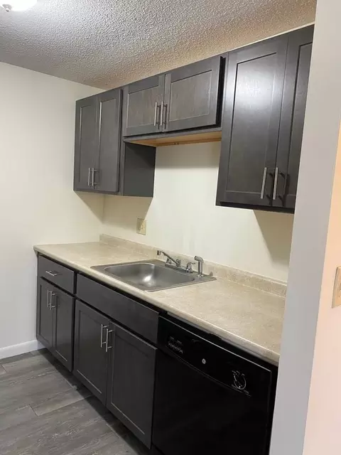 150 River Rd, Manchester, NH 03104
