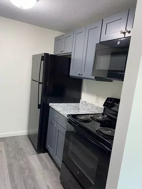 150 River Rd, Manchester, NH 03104