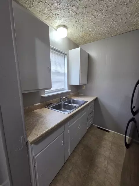 2016 W Esthner Ave, Wichita, KS 67213
