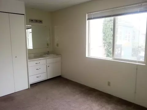 1360 Alder St, Eugene, OR 97401 photo 2