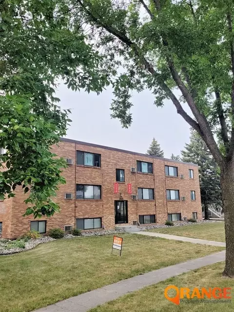 902 Oak St N, Fargo, ND 58102