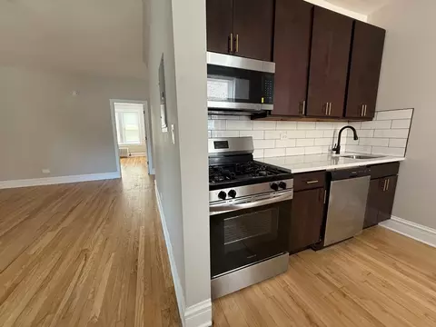2854 W Barry Ave, Chicago, IL 60618