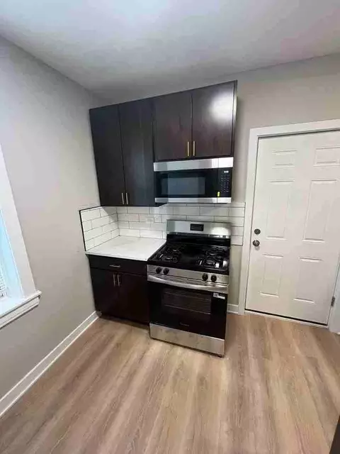 2854 W Barry Ave, Chicago, IL 60618