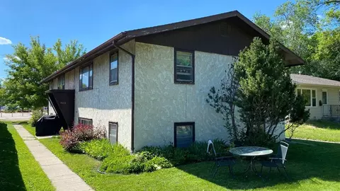 910 S 12th St, Grand Forks, ND 58201