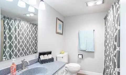 1915 S 44th St, Omaha, NE 68105