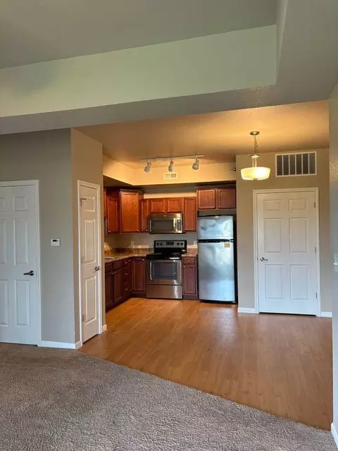 250 W Hills Ln, Waterloo, IA 50701