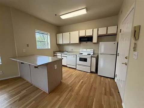 2018 NW Everett St, Portland, OR 97209