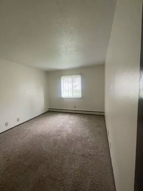 765 Russell Rd, Waterloo, IA 50701