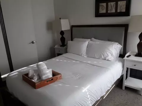 1947 N Cahuenga Blvd, Los Angeles, CA 90068
