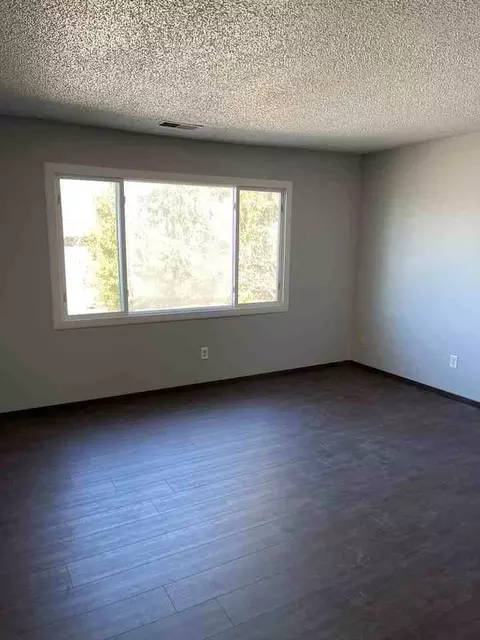 3684 W 4th St, Waterloo, IA 50701