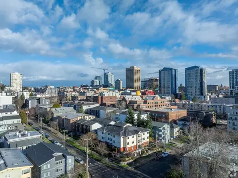 800 NE 42nd St, Seattle, WA 98105